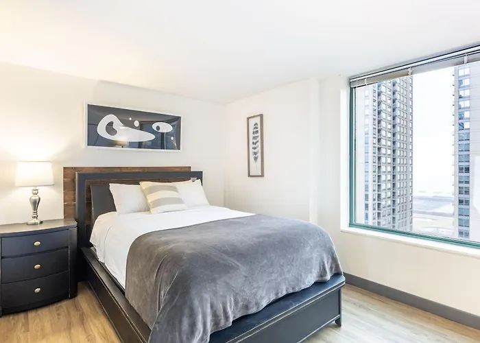 Envitae 3br Luxury Corner Loft With Navy Pier Views Apartment