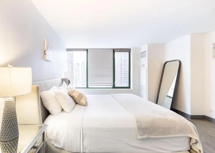 Envitae 3br Luxury Corner Loft With Navy Pier Views *