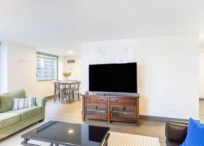 Envitae 3br Luxury Corner Loft With Navy Pier Views Apartment