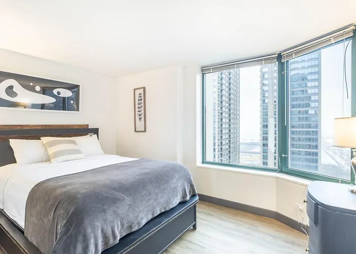 Envitae 3br Luxury Corner Loft With Navy Pier Views Apartment